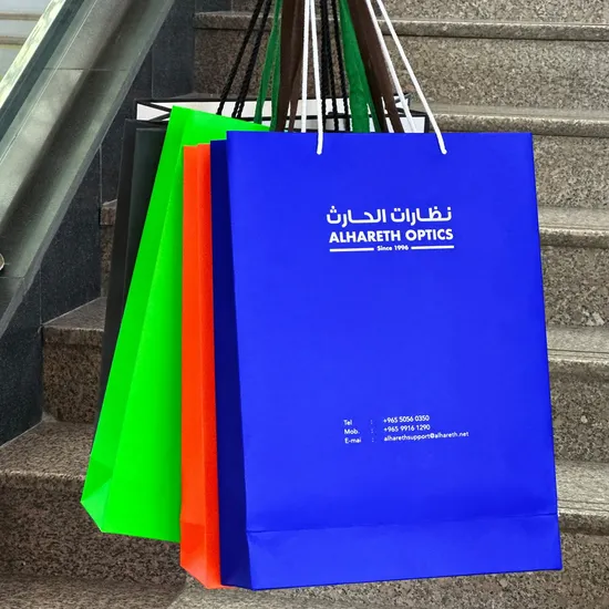 ハンドル付きの印刷された黒い紙包装高級ショッピング ギフトバッグ